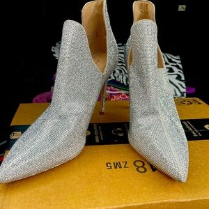 Size 8 pointed toe heels. Great condition!